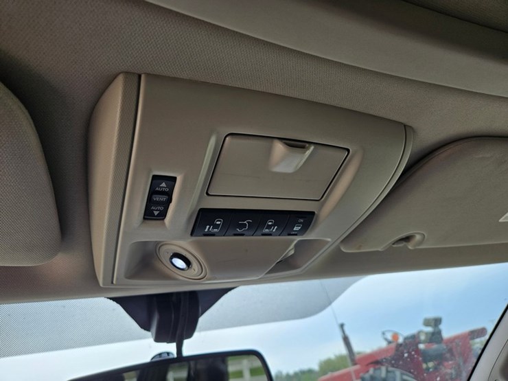 2011-chrysler-town-&-country-image-37