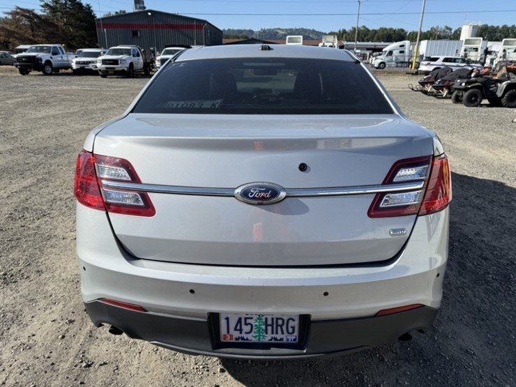 2017-ford-taurus-awd-sedan-image-5