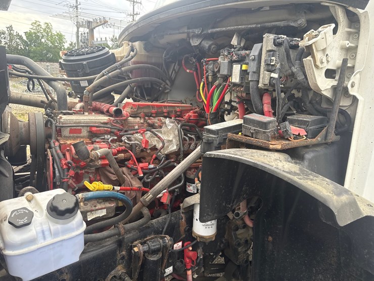 2014-freightliner-114sd-image-48