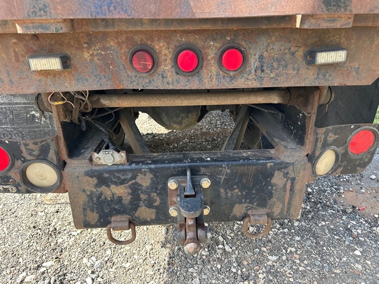 2003-freightliner-fl80-image-37