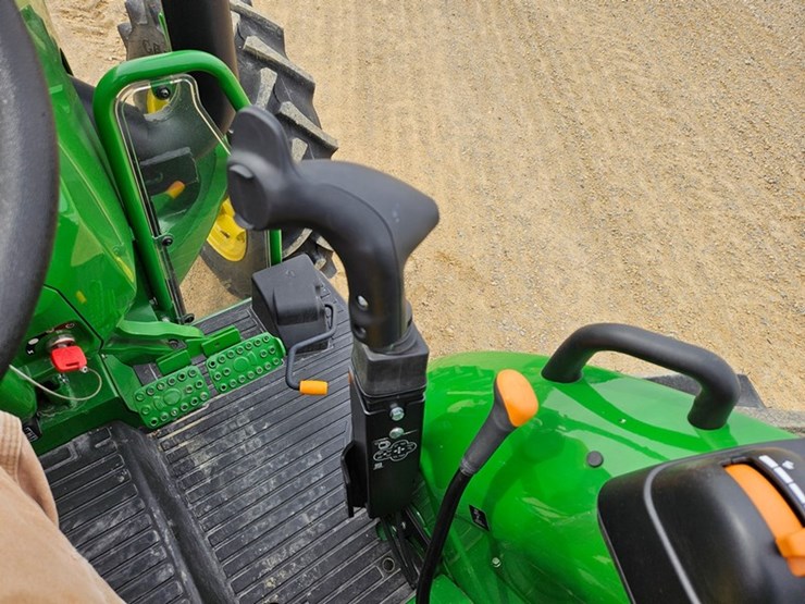 2024-john-deere-5067e-image-27