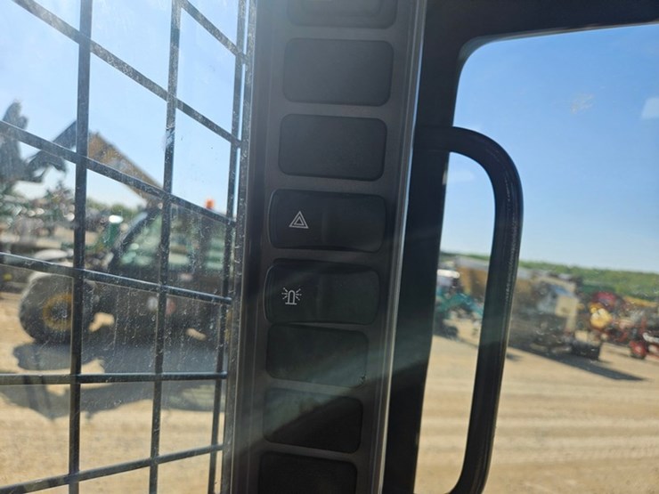 new-holland-l320-image-30