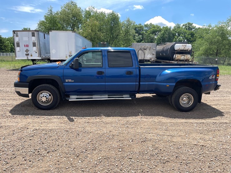 2004-chevrolet-silverado-3500-image-2