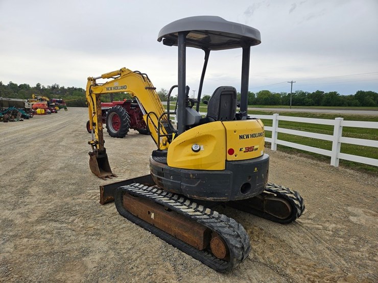 new-holland-e35-image-3
