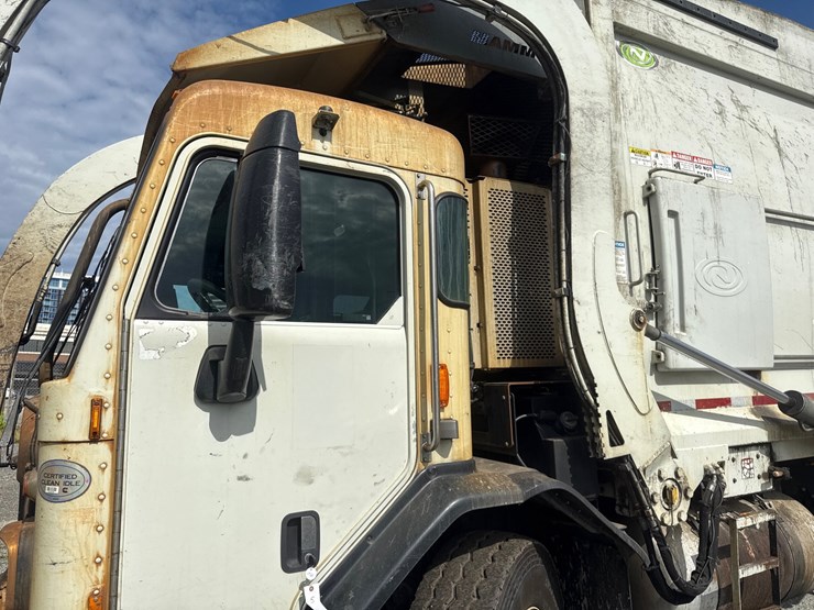 #5-•-2018-peterbilt-mammoth-front-loader-image-12