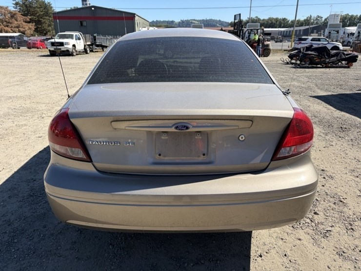 2005-ford-taurus-se-sedan-image-5