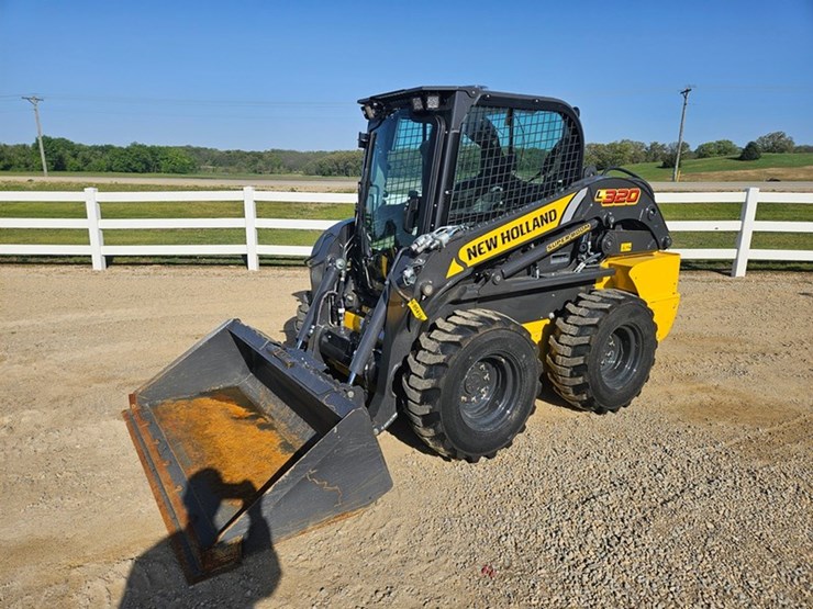 new-holland-l320-image-1