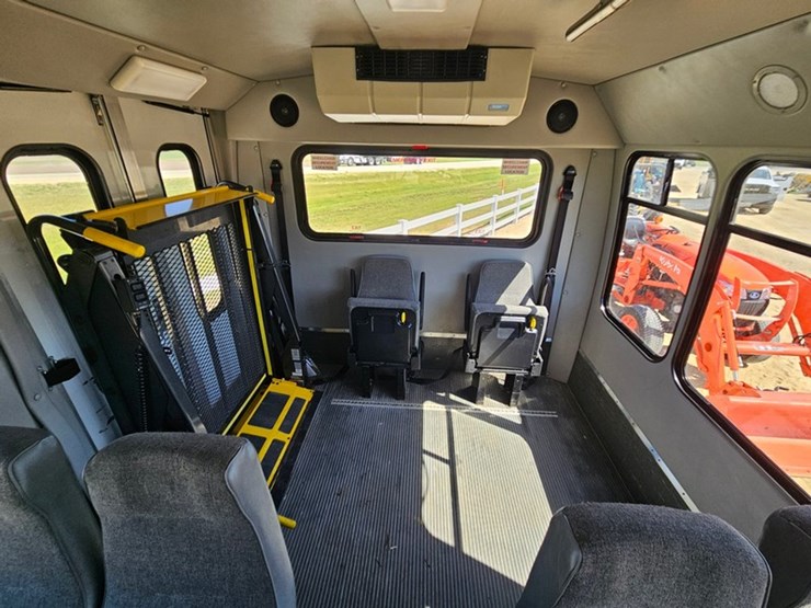 2012-ford-e350-image-31