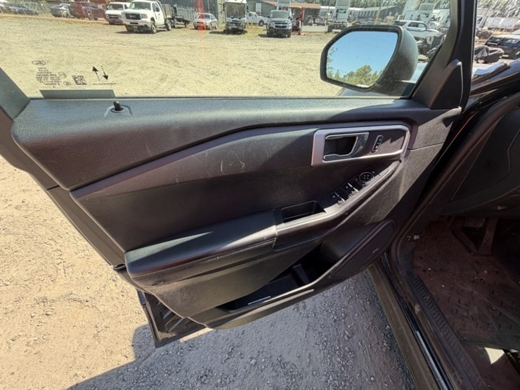 2020-ford-explorer-image-28