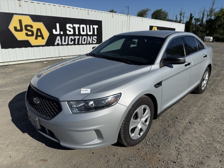 2017-ford-taurus-awd-sedan-image-1