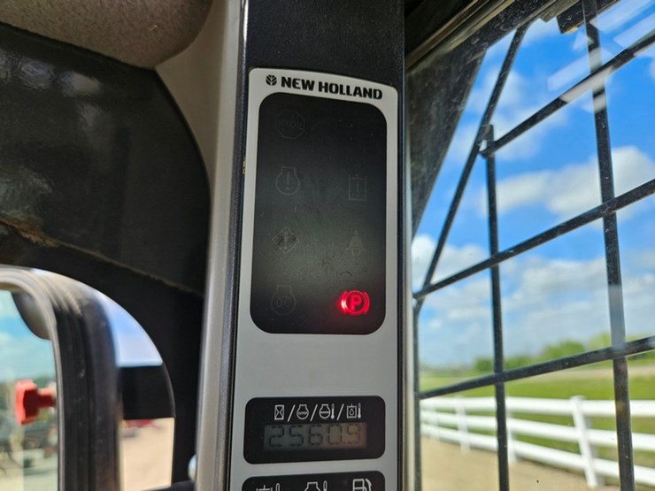2021-new-holland-l318-image-30