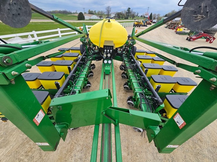 john-deere-7200-image-24