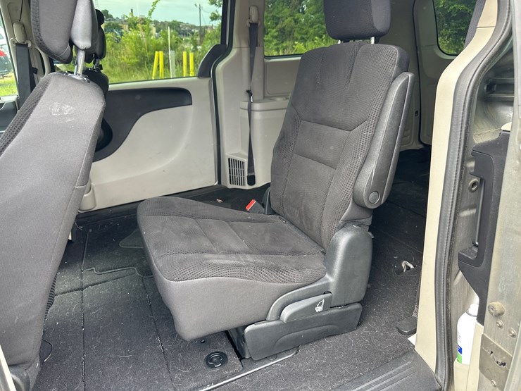 2013-dodge-grand-caravan-image-38