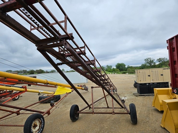 new-holland-131-image-13