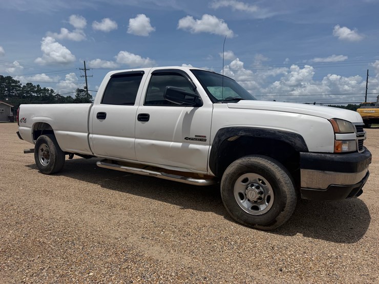 2006-chevrolet-silverado-2500-image-2