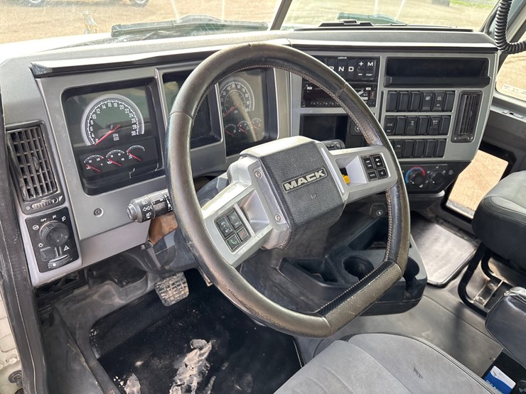2019-mack-granite-104fr-image-25