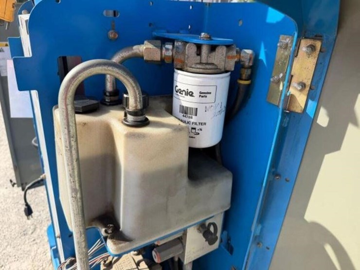 2015-genie-gr-20-electric-personnel-lift-gr1539528-image-12