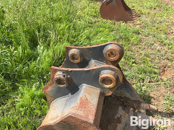 case-new-holland-24”-backhoe-bucket-image-18