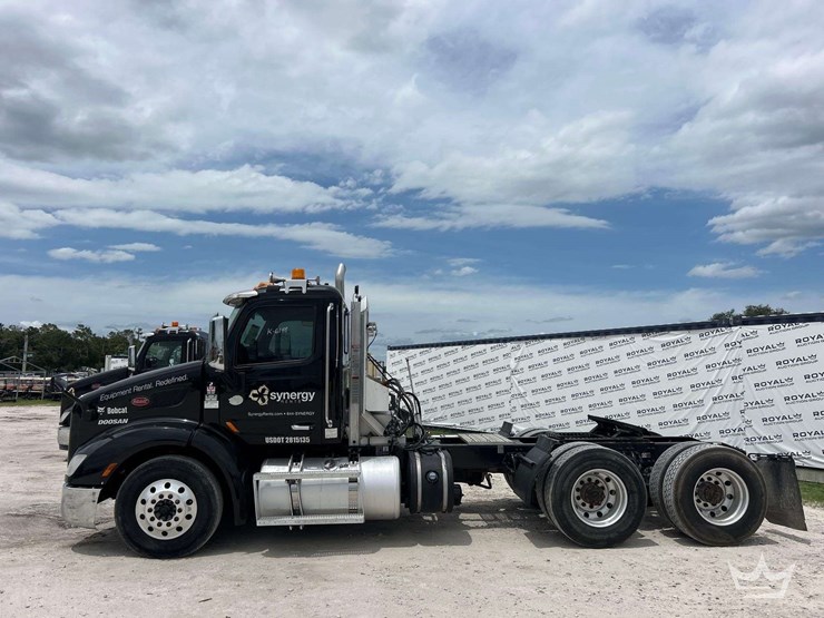 2018-peterbilt-579-image-45