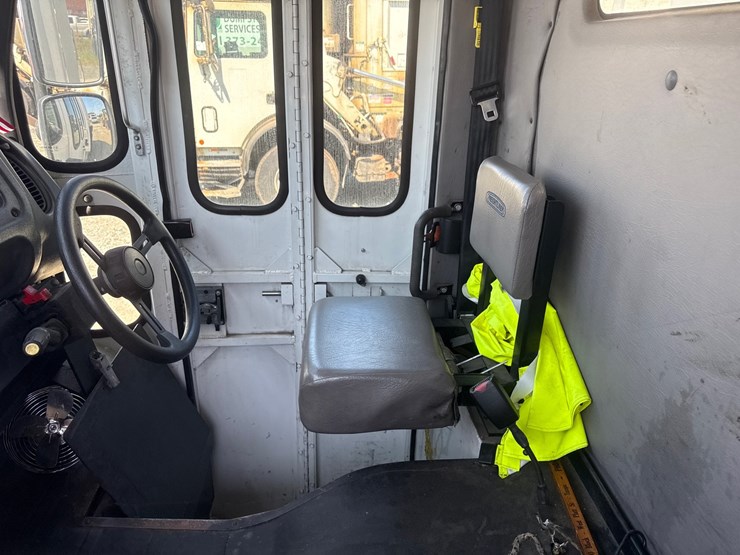 #9-•-2016-freightliner-heil-rear-load-garbage-truck-image-46