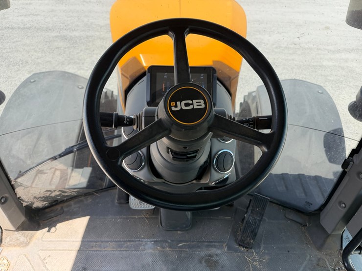 #212254-•-2022-jcb-8330-fastrac-tractor-image-12