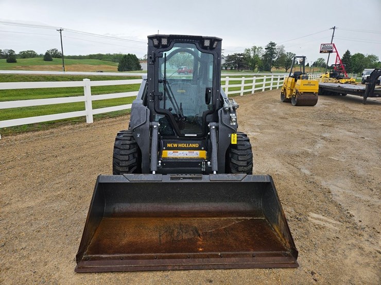 new-holland-l320-image-8