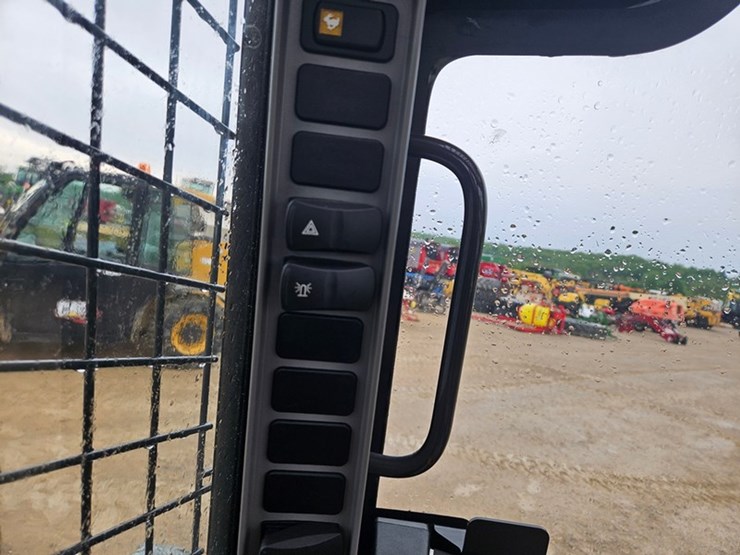 new-holland-l320-image-28