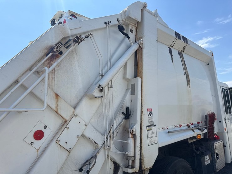 #9-•-2016-freightliner-heil-rear-load-garbage-truck-image-14