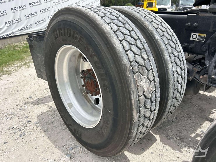 2018-peterbilt-579-image-43