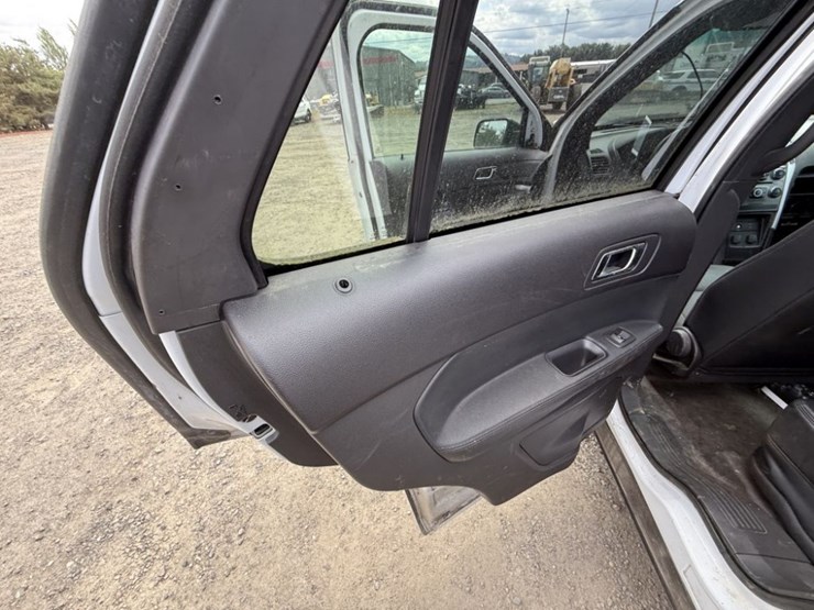 2015-ford-explorer-image-24