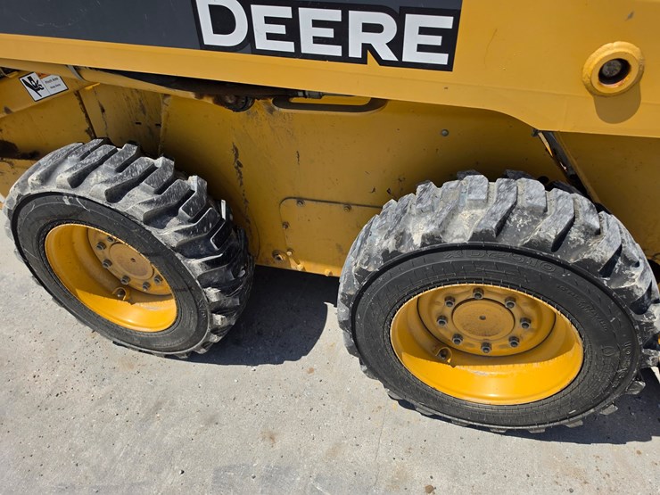 2007-deere-320d-image-13