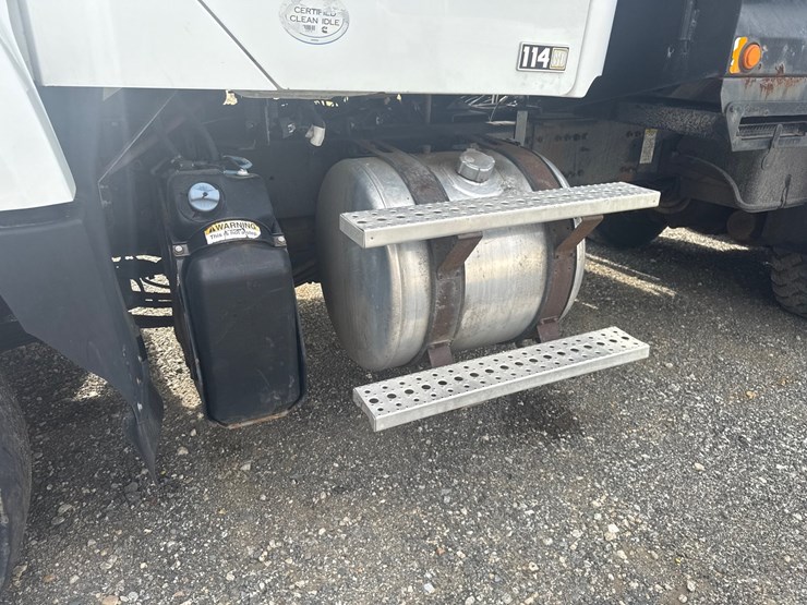 2014-freightliner-114sd-image-13