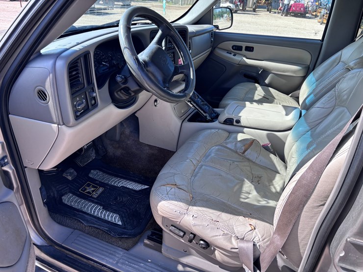 2002-chevrolet-suburban-image-7
