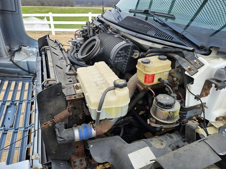 2003-gmc-5500-image-33