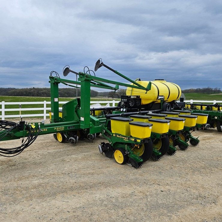 JOHN DEERE 7200