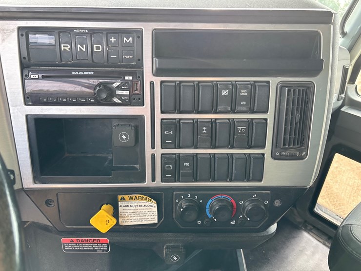 2019-mack-granite-104fr-image-26