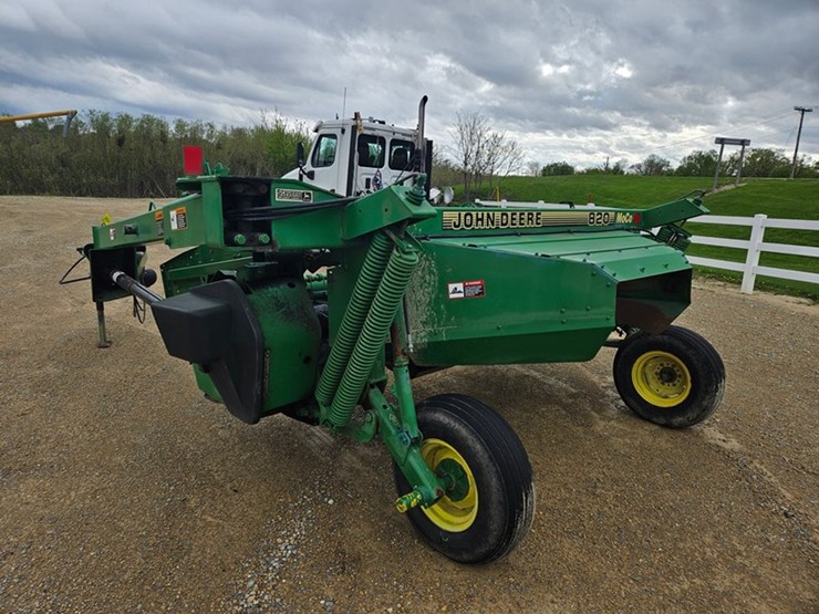 john-deere-820-image-34