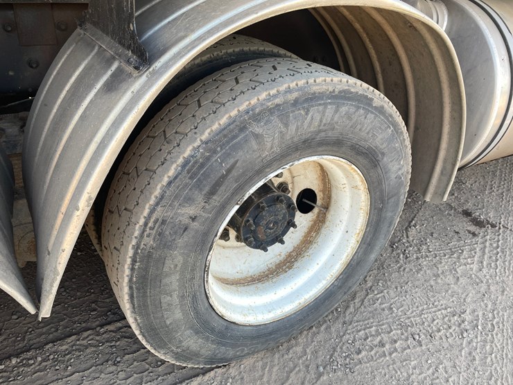 1999-freightliner-fl80-image-32