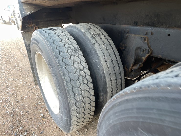 #1332-•-1990-freightliner-dump-truck-(has-mn-title)-image-9
