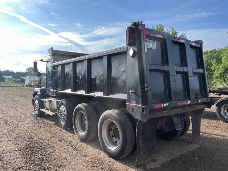 #1332-•-1990-freightliner-dump-truck-(has-mn-title)-image-2