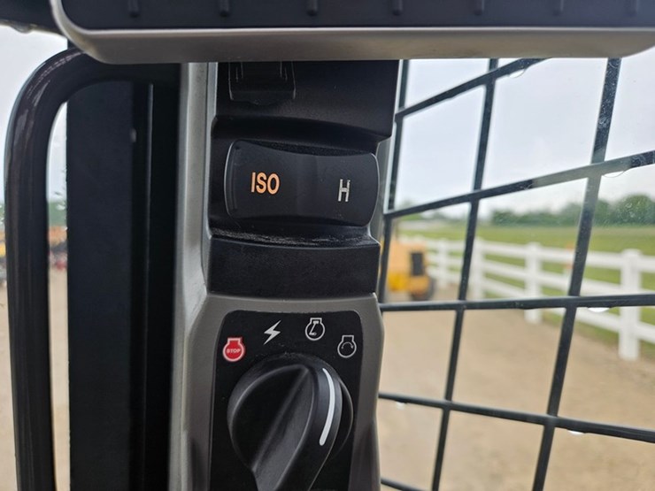 new-holland-l320-image-24