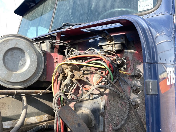 #1332-•-1990-freightliner-dump-truck-(has-mn-title)-image-18