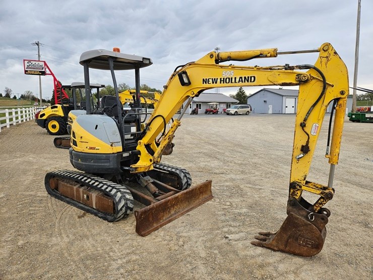 new-holland-e35-image-7