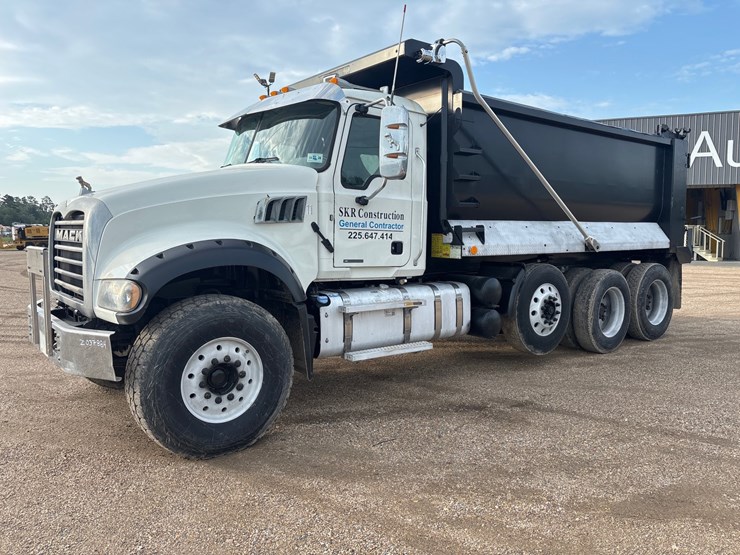 2019-mack-granite-104fr-image-1