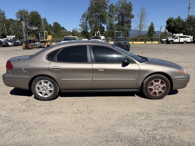 2005-ford-taurus-se-sedan-image-3