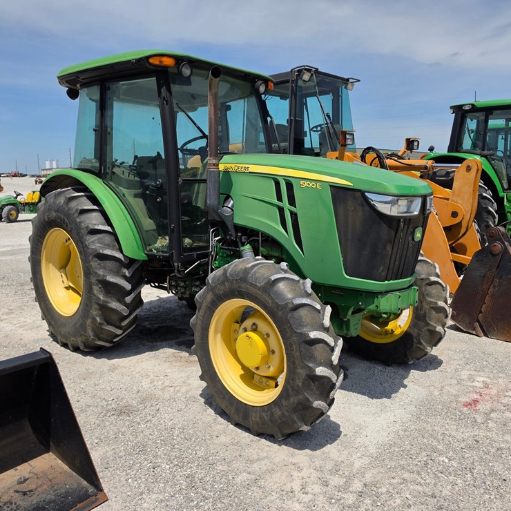 2013 JOHN DEERE 5100E