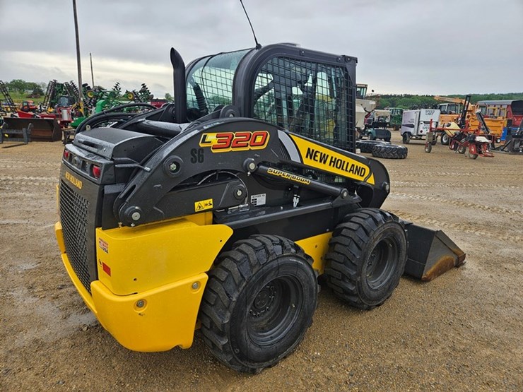 new-holland-l320-image-5
