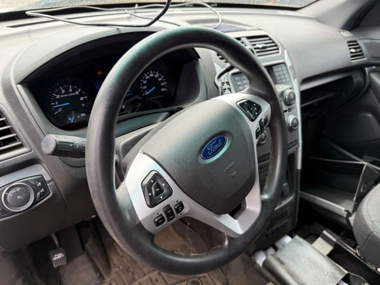 2015-ford-explorer-image-31