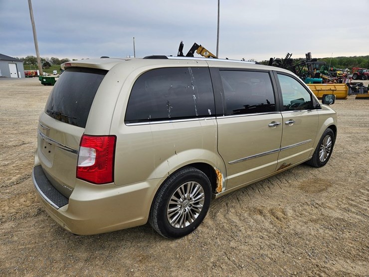2011-chrysler-town-&-country-image-5