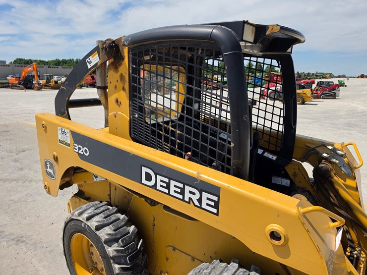 2007-deere-320d-image-12